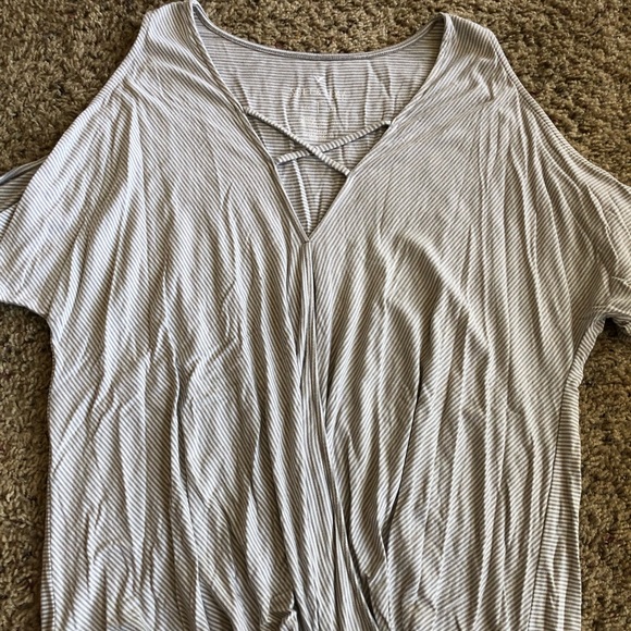 Tops - Picture 2 of 8